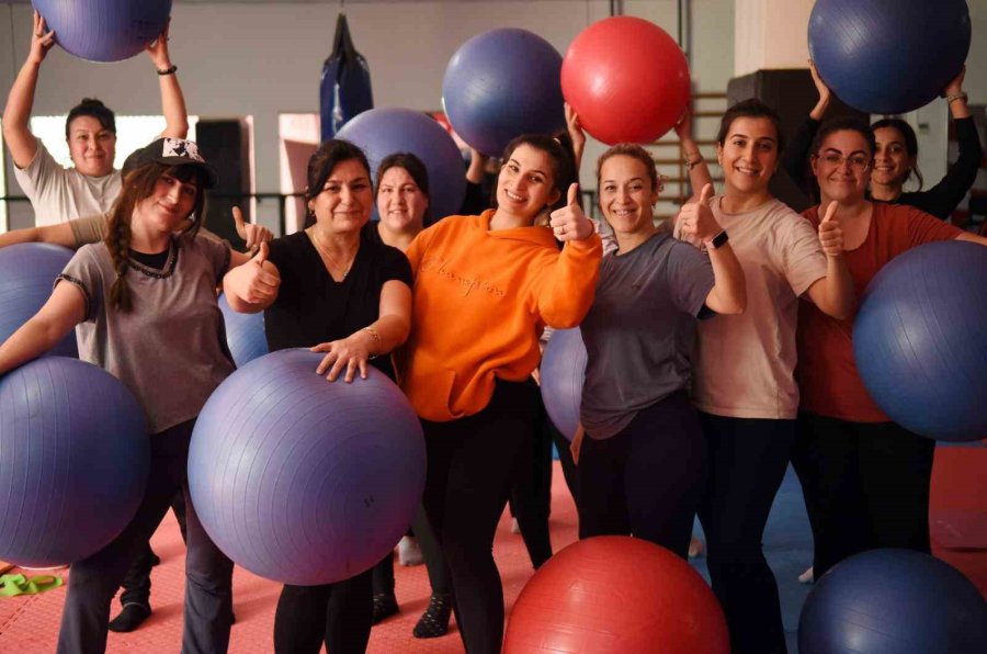 Kepez’in Kadınları Sporla Formda Kalıyor