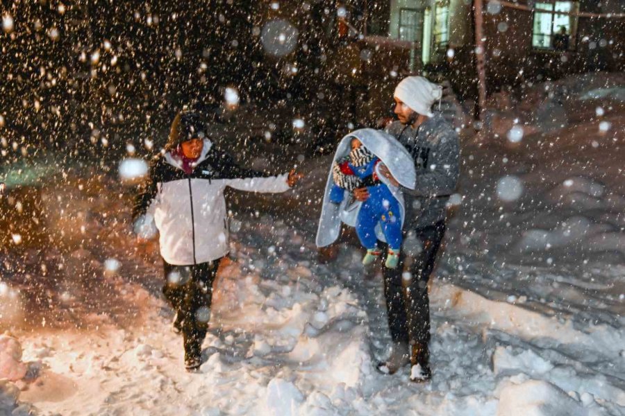 Mersin’de Mahsur Kalanların İmdadına Karla Mücadele Ekipleri Yetişti