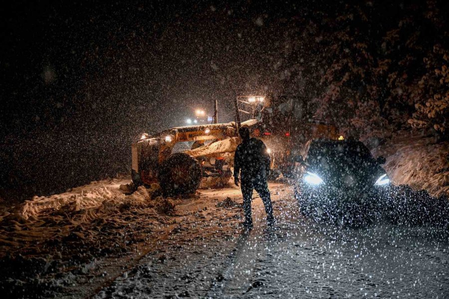 Mersin’de Mahsur Kalanların İmdadına Karla Mücadele Ekipleri Yetişti