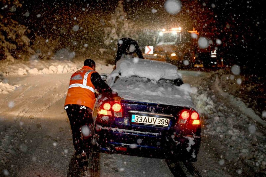 Mersin’de Mahsur Kalanların İmdadına Karla Mücadele Ekipleri Yetişti
