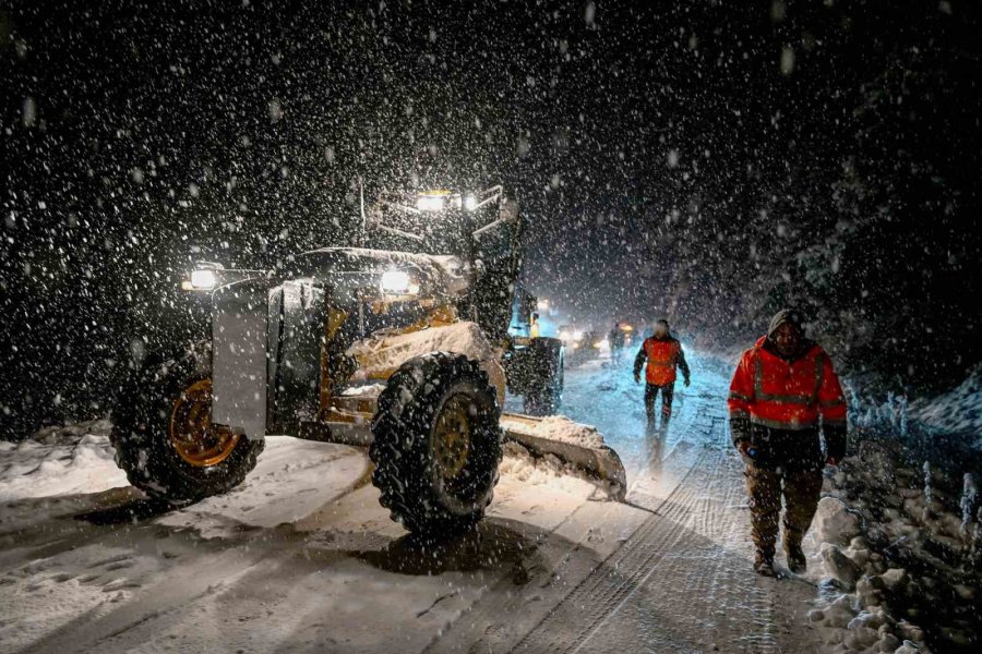 Mersin’de Mahsur Kalanların İmdadına Karla Mücadele Ekipleri Yetişti