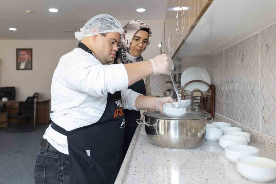 Özel Bireyler, Mutfak Atölyesi’nde Yemek Pişirmeyi Öğreniyor