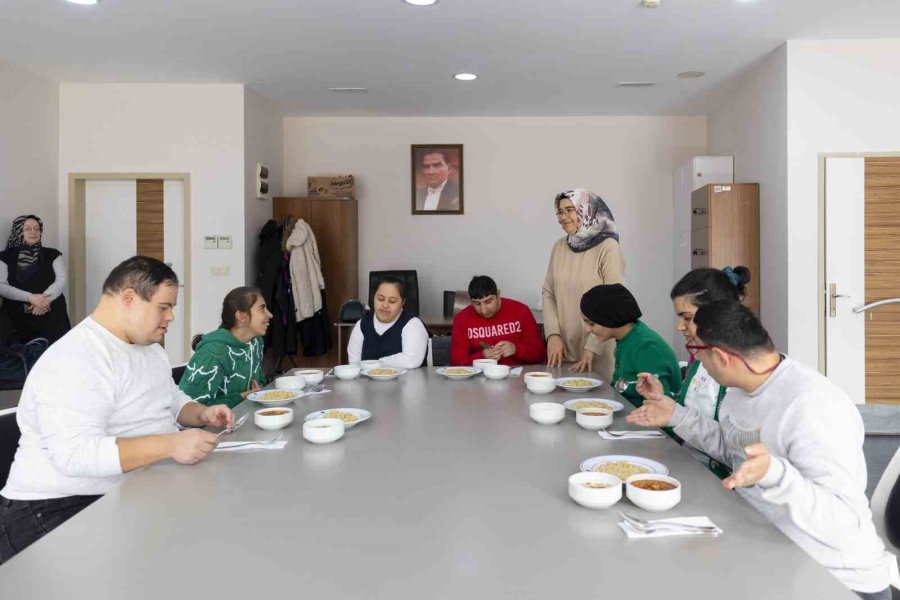 Özel Bireyler, Mutfak Atölyesi’nde Yemek Pişirmeyi Öğreniyor