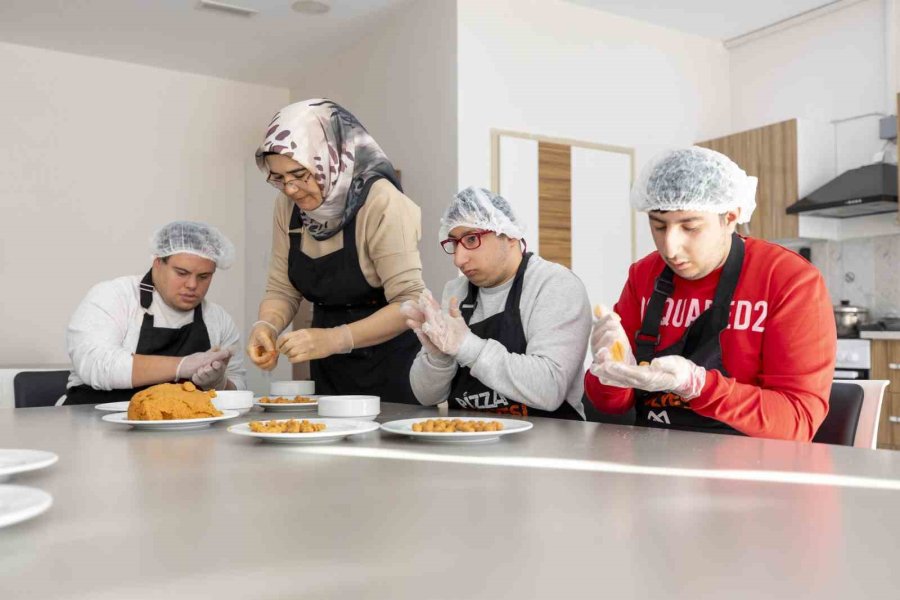 Özel Bireyler, Mutfak Atölyesi’nde Yemek Pişirmeyi Öğreniyor