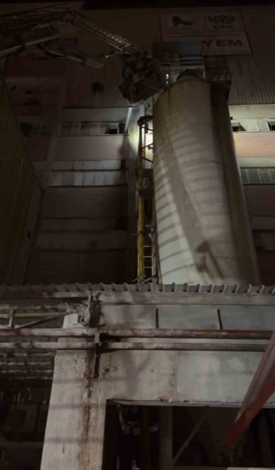 Tarsus’ta Yem Fabrikasında Yangın