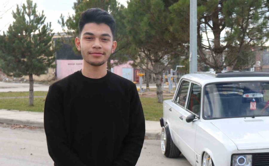 Başıboş Köpekler Havadaki Drona Saldırdı