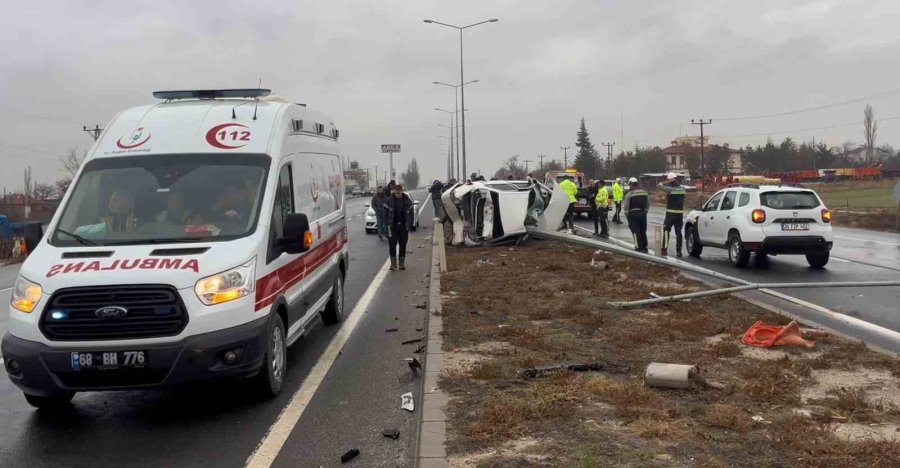 Hafif Ticari Araçla Çarpışan Otomobil Hurdaya Döndü: 1 Ağır Yaralı