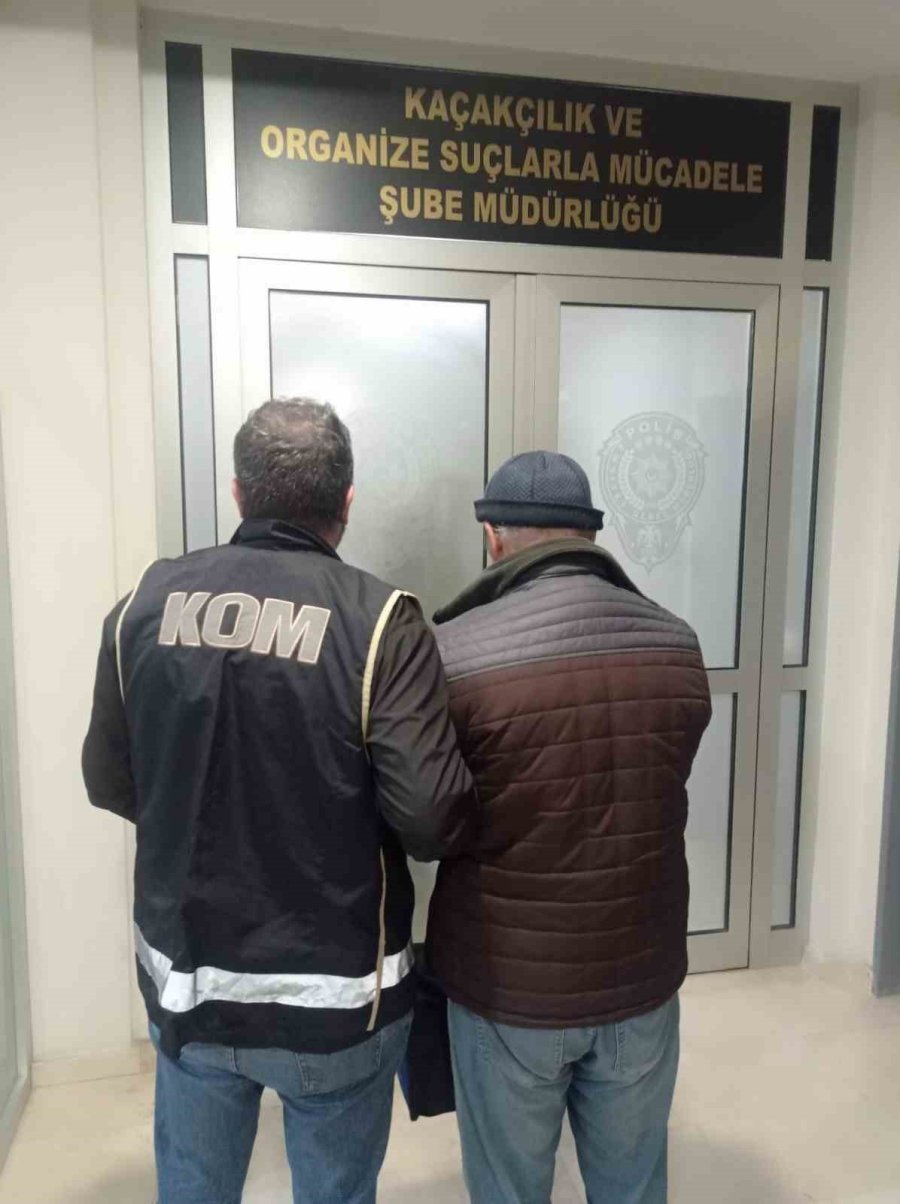 Antalya’da Yılbaşı Öncesi 108 Bin Şişe Kaçak İçki Ele Geçirildi