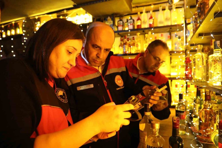 Antalya’da Yılbaşı Öncesi Alkollü İçki Sunumu Yapılan İşletmeler Denetlendi