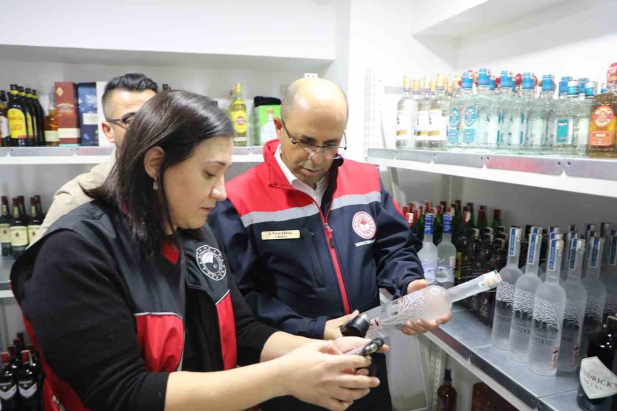 Antalya’da Yılbaşı Öncesi Alkollü İçki Sunumu Yapılan İşletmeler Denetlendi