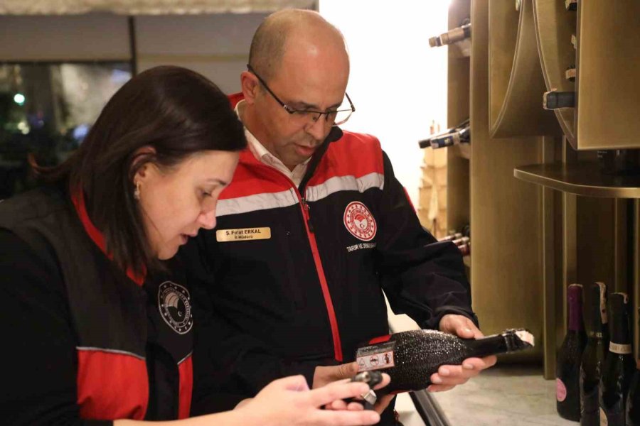 Antalya’da Yılbaşı Öncesi Alkollü İçki Sunumu Yapılan İşletmeler Denetlendi