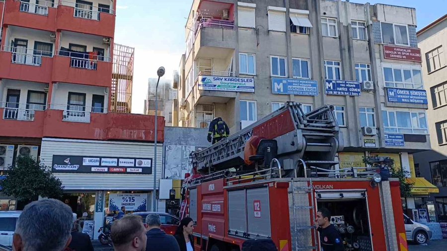 İtfaiye Ekipleri Ev Yangınına Balkondan Girerek Müdahale Etti