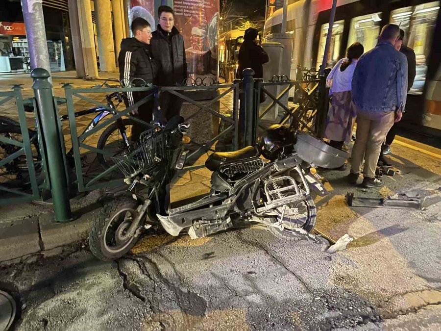 Hatalı Dönüş Yapan Otomobille Elektrikli Bisiklet Çarpıştı