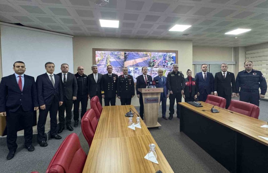 Mersin Valisi Pehlivan: "bu Gece İtibarıyla 7 Bin 121 Personelimiz Görevinin Başında Olacak"