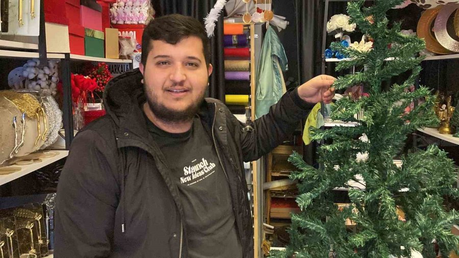 Bu Da Oldu: Dükkanın Önündeki Çam Ağacı Çalındı