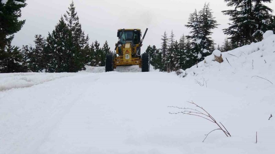 Mersin’de Karla Mücadele, Yörüklerin Kapanan Yolları Açıldı