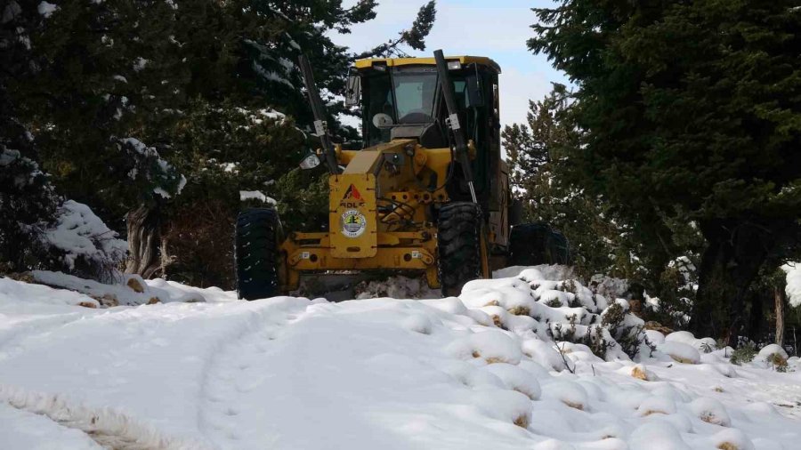 Mersin’de Karla Mücadele, Yörüklerin Kapanan Yolları Açıldı