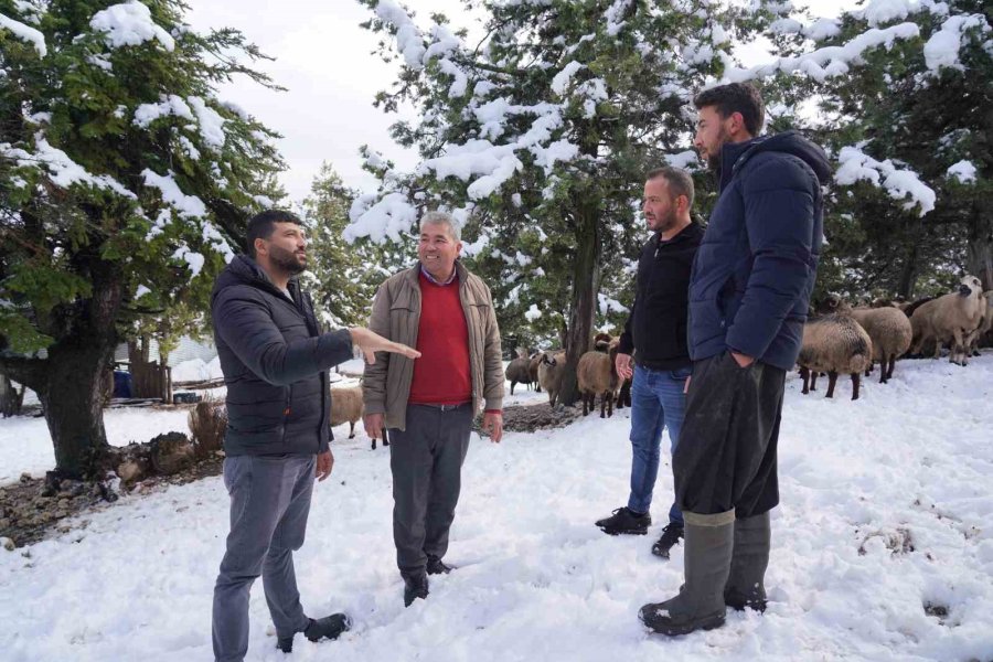 Mersin’de Karla Mücadele, Yörüklerin Kapanan Yolları Açıldı