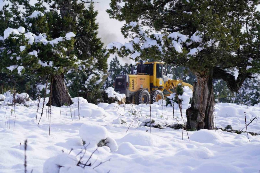 Mersin’de Karla Mücadele, Yörüklerin Kapanan Yolları Açıldı