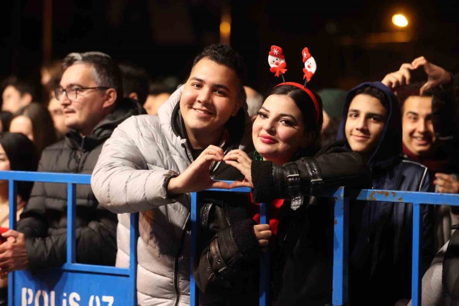 Antalyalılar Yeni Yıl Coşkusunu Cumhuriyet Meydanı’nda Yaşadı