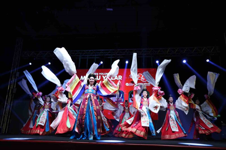 Antalyalılar Yeni Yıl Coşkusunu Cumhuriyet Meydanı’nda Yaşadı