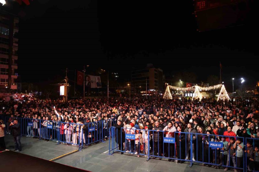 Antalyalılar Yeni Yıl Coşkusunu Cumhuriyet Meydanı’nda Yaşadı