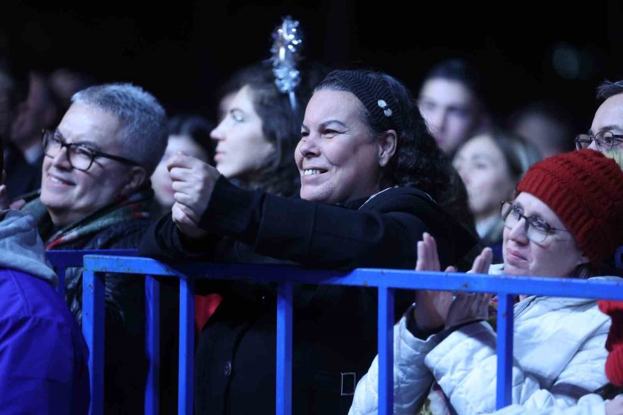 Antalyalılar Yeni Yıl Coşkusunu Cumhuriyet Meydanı’nda Yaşadı
