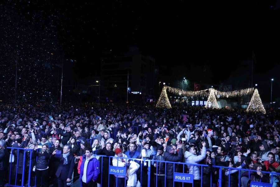 Antalyalılar Yeni Yıl Coşkusunu Cumhuriyet Meydanı’nda Yaşadı
