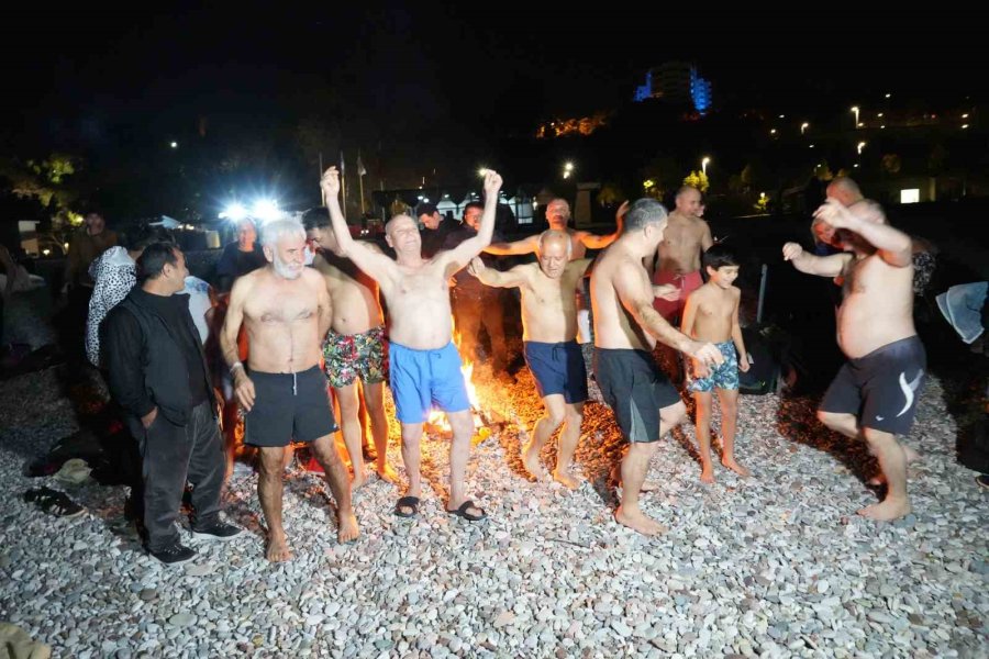 2025’i Denizde Karşıladılar: "deniz Çok Sıcak, Terledik”