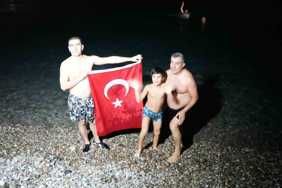 2025’i Denizde Karşıladılar: "deniz Çok Sıcak, Terledik”