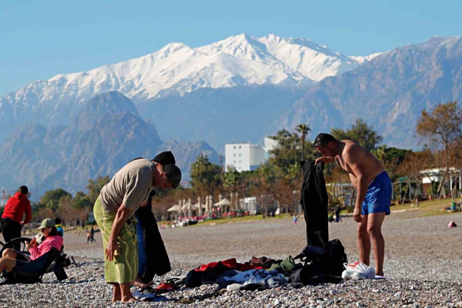 Antalya’da Karla Kaplı Dağların Gölgesinde Deniz Ve Güneş Keyfi