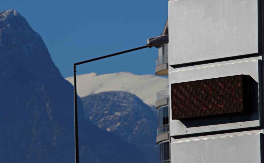 Antalya’da Karla Kaplı Dağların Gölgesinde Deniz Ve Güneş Keyfi