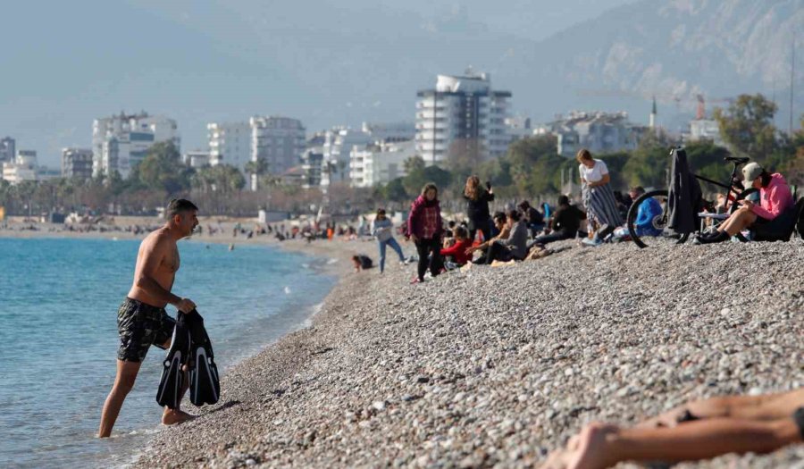 Antalya’da Karla Kaplı Dağların Gölgesinde Deniz Ve Güneş Keyfi