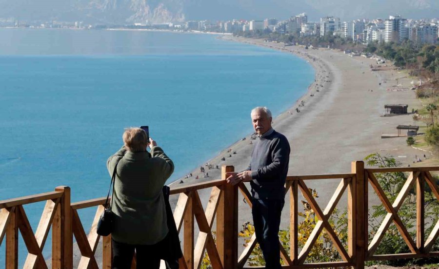 Antalya’da Karla Kaplı Dağların Gölgesinde Deniz Ve Güneş Keyfi