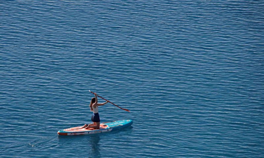 Antalya’da Karla Kaplı Dağların Gölgesinde Deniz Ve Güneş Keyfi