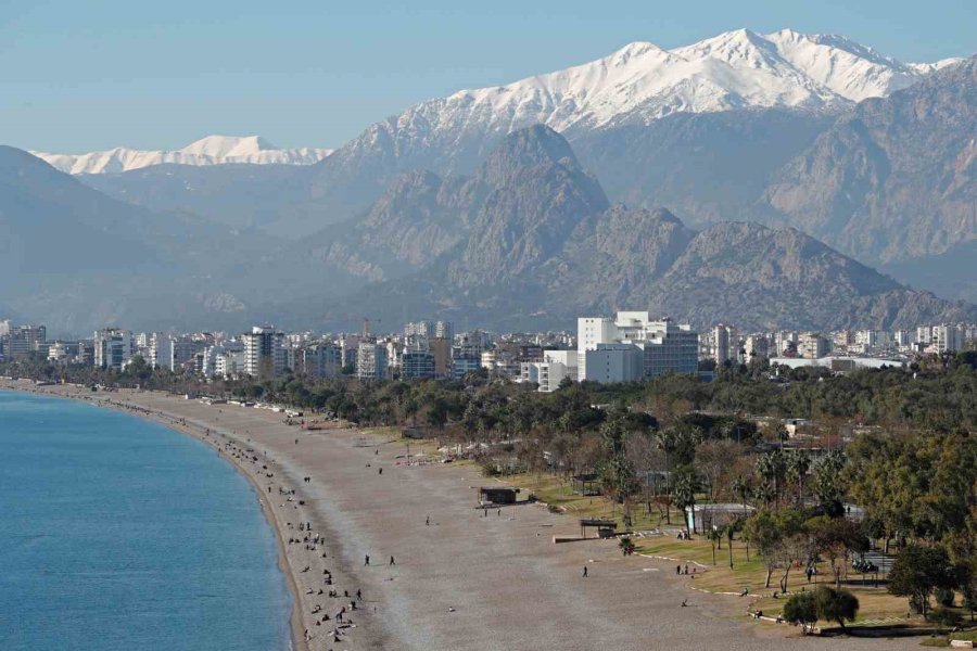Antalya’da Karla Kaplı Dağların Gölgesinde Deniz Ve Güneş Keyfi