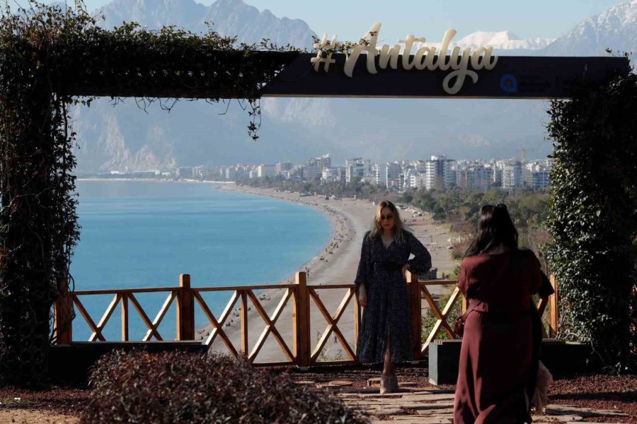 Antalya’da Karla Kaplı Dağların Gölgesinde Deniz Ve Güneş Keyfi