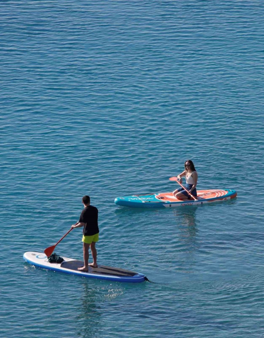 Antalya’da Karla Kaplı Dağların Gölgesinde Deniz Ve Güneş Keyfi
