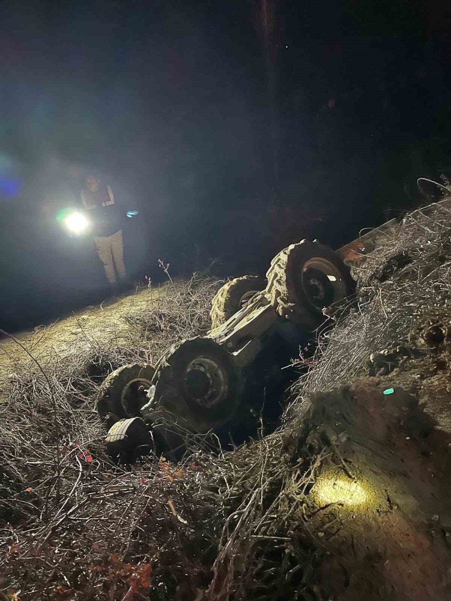 Antalya’da 14 Yaşındaki Sürücünün Kullandığı Traktör Devrildi: 2 Ölü