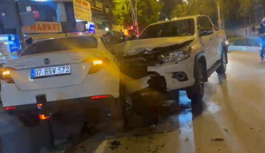 Kamyonetin Çarptığı Otomobili İş Yerine Girmekten Demir Dubalar Kurtardı