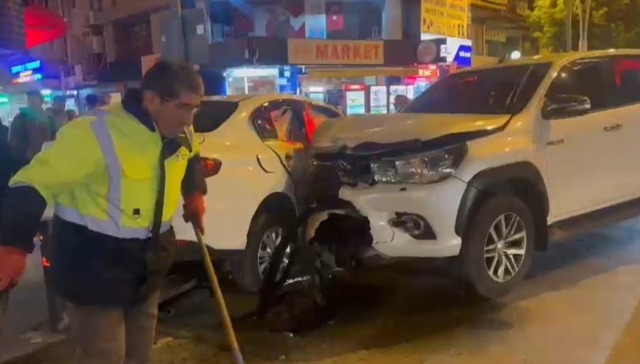 Kamyonetin Çarptığı Otomobili İş Yerine Girmekten Demir Dubalar Kurtardı