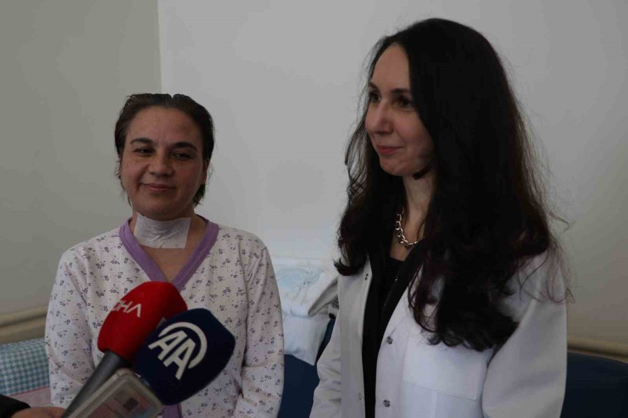 Sesini Kaybeden 2 Kız Annesi, Geçirdiği Operasyonla Eskisi Gibi Konuşabilmeye Başladı