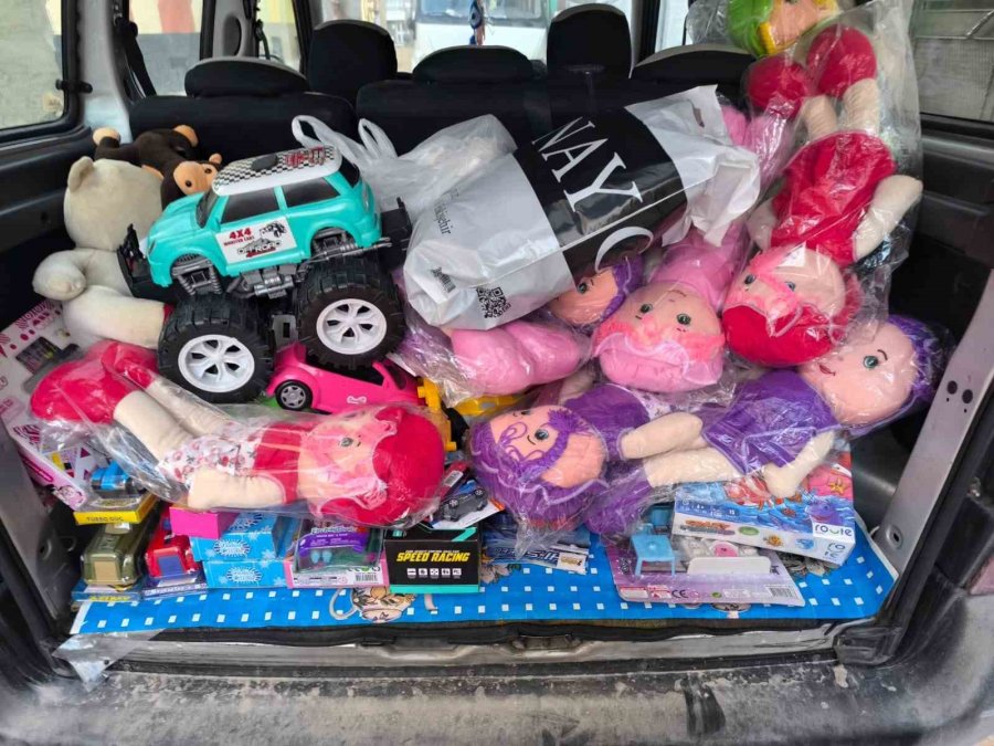 Hayırseverler Çocukların Yılbaşı Hediyelerini Unutmadı