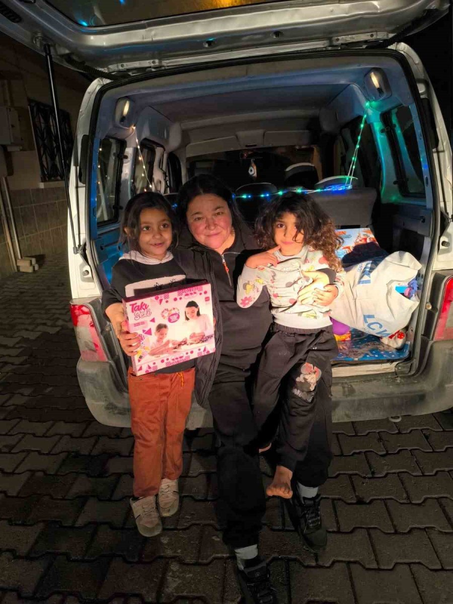 Hayırseverler Çocukların Yılbaşı Hediyelerini Unutmadı
