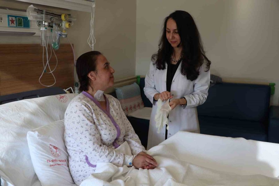 Sesini Kaybeden 2 Kız Annesi, Geçirdiği Operasyonla Eskisi Gibi Konuşabilmeye Başladı