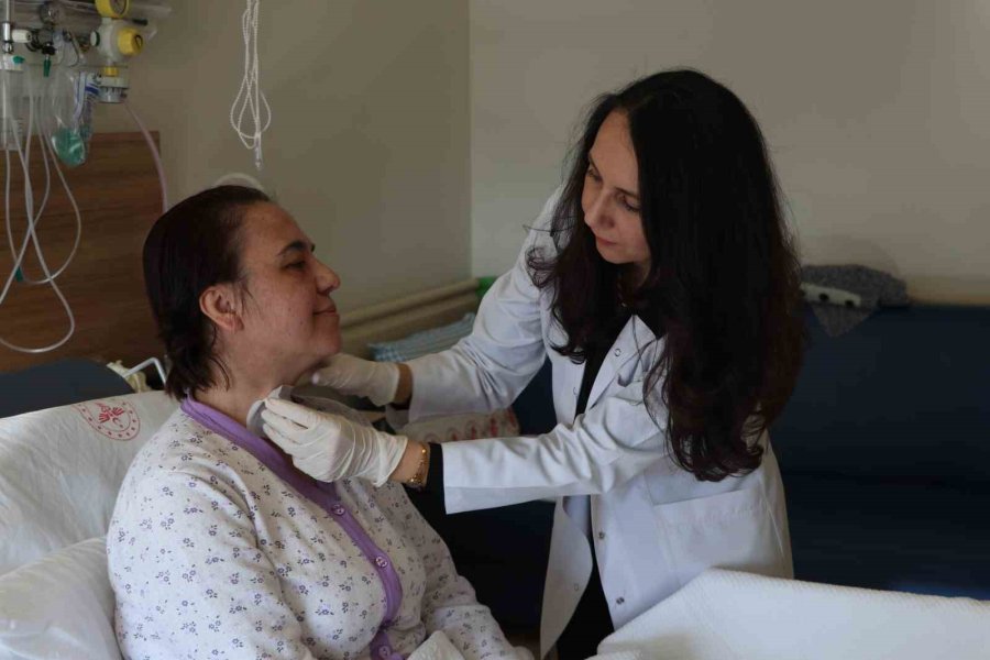 Sesini Kaybeden 2 Kız Annesi, Geçirdiği Operasyonla Eskisi Gibi Konuşabilmeye Başladı