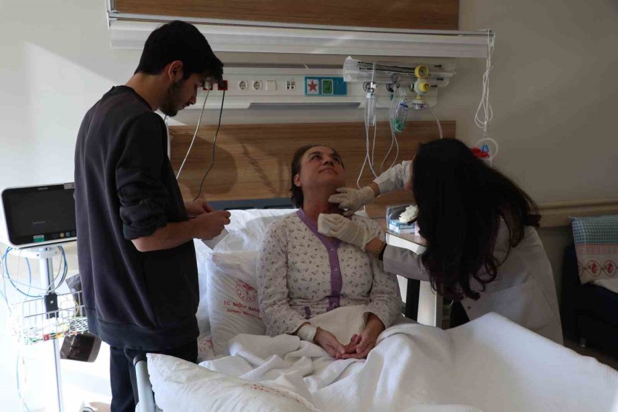 Sesini Kaybeden 2 Kız Annesi, Geçirdiği Operasyonla Eskisi Gibi Konuşabilmeye Başladı