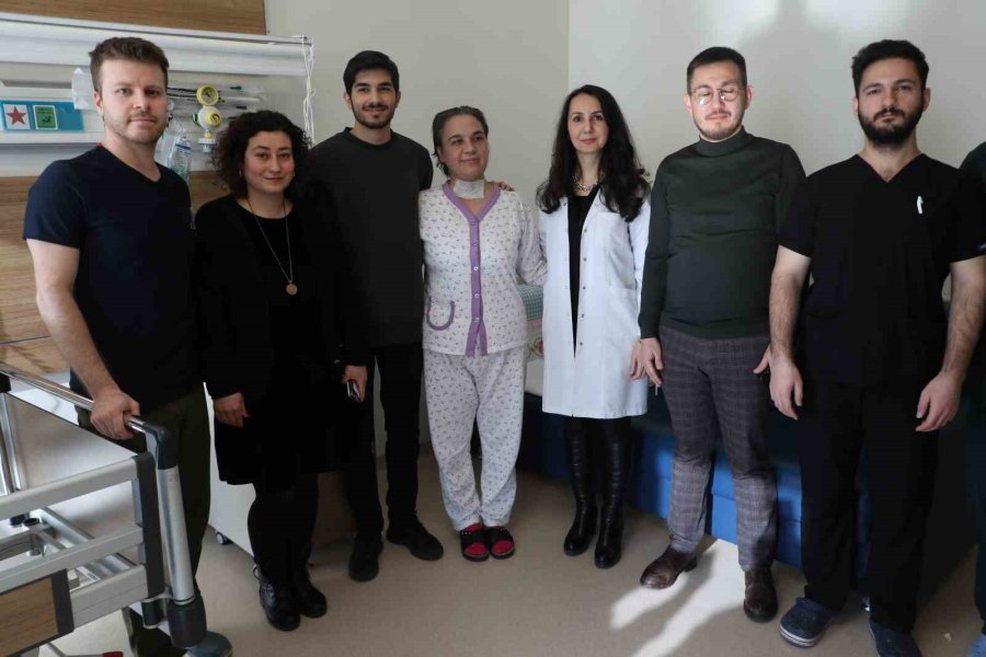 Sesini Kaybeden 2 Kız Annesi, Geçirdiği Operasyonla Eskisi Gibi Konuşabilmeye Başladı