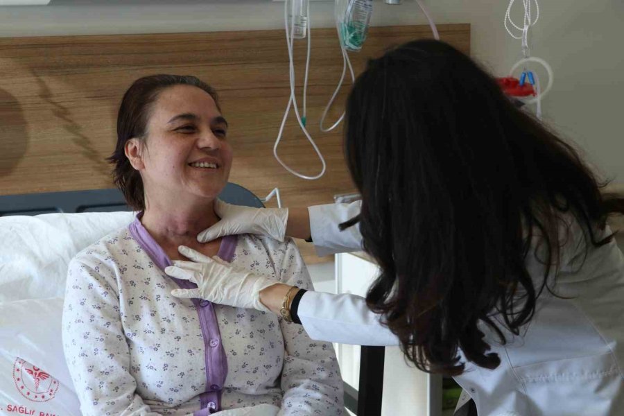 Sesini Kaybeden 2 Kız Annesi, Geçirdiği Operasyonla Eskisi Gibi Konuşabilmeye Başladı