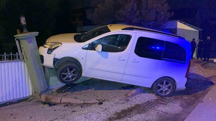 Karaman’da Duvara Çarpan Hafif Ticari Araç Asılı Kaldı